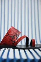 Sandalias de cuero color marrón con tira ancha sobre el empeine y tira entre los dedos.