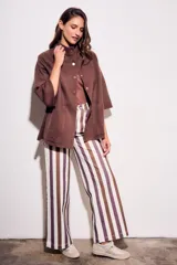 Cárdigan marrón de tejido de punto con cuello alto, manga 3/4 y cierre frontal con botones.