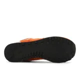 Championes New Balance 574 color naranja con detalles en blanco, confeccionados en gamuza y malla, con logo "N" característico en los laterales y entresuela ENCAP.