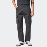 Pantalón cargo Wrangler Casey Regular color gris oscuro, con bolsillos laterales grandes y bragueta con cierre.