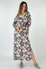 Vestido largo estampado con detalles de lurex en el cuello y mangas largas.