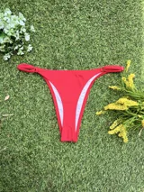 Conjunto de bikini rojo, con corpiño tipo top de breteles finos y bombacha colaless regulable.