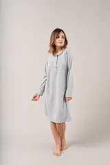 Camisón gris melange de punto, con cuello redondo con botones y mangas largas.