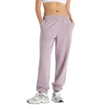 Pantalón de jogging New Balance color lila, con cintura elástica ajustable con cordón, bolsillos laterales y logo bordado en blanco.