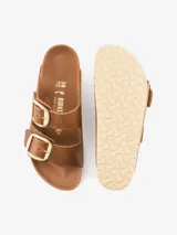 Sandalias Birkenstock Arizona con hebillas grandes, color marrón cuero engrasado y plantilla regular.