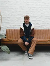 Buzo afelpado de hombre con diseño color block en marrón, azul y blanco.