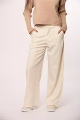 Pantalon sastrero de corte recto y tiro alto, con pretina ancha, cierre frontal con botón y bolsillos laterales.