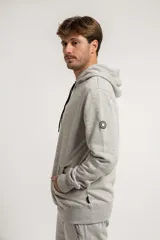 Canguro gris con capucha y cordones negros, bolsillos frontales y puños y cintura acanalados.