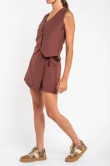 Short pollera marrón con lazo en la cintura, de corte mini y tiro alto.