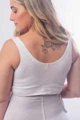 Top maternal cruzado de algodón elastizado, con escote en V, breteles anchos y espalda amplia. Diseño sin aros con gran cobertura de busto, pensado para facilitar la lactancia.