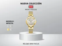 Reloj de pulsera Mini Focus para mujer, con caja redonda dorada, dial plateado con números romanos y malla metálica dorada.