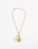 Collar plateado con cadena de eslabones y dije de guante de boxeo.