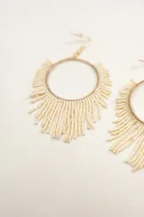 Par de caravanas tipo argolla con flecos de cuentas fucsias.