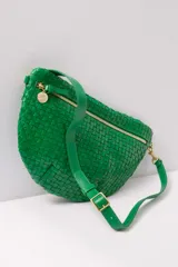 Riñonera verde tejida con cierre dorado y correa ajustable.