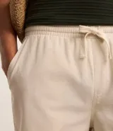 Bermuda masculina de corte recto, color rojo, con cintura elástica y cordón de ajuste. Cuenta con bolsillos laterales y traseros, confeccionada en una mezcla de algodón y lino.