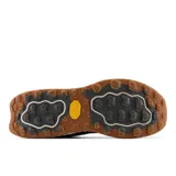 Championes de trail running New Balance Hierro V7, color verde con detalles en negro y suela Vibram.