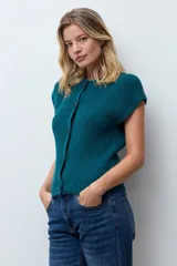 Chaleco tejido de punto acanalado en color rojo, con cuello redondo y cierre frontal de botones oscuros.