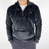 Canguro de peluche negro con cierre parcial frontal, capucha y bolsillo tipo canguro.