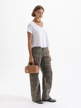 Remera de corte clásico con escote en V y mangas cortas, confeccionada en tejido de punto con mezcla de algodón y lino.