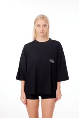 Remerón negro de algodón con cuello redondo y logo estampado en serigrafía.