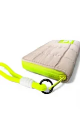 Billetera beige de diseño acolchado con costuras cuadradas, cierre perimetral en tono verde lima y tira de muñeca a juego. Incluye un parche verde lima con la inscripción 'Forever Young Roma!' en el frente.