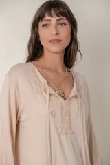 Remera negra de algodón de manga larga con aplique de encaje en el escote.