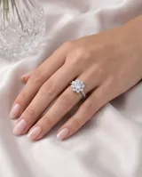 Anillo de plata 925 con diseño floral central compuesto por circonias brillantes y banda con pavé de piedras pequeñas.