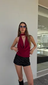 Top color crema con escote halter y lazo al cuello.