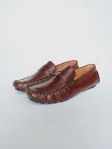 Zapato tipo mocasín driver de cuero color marrón con antifaz.