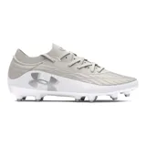 Championes de fútbol Under Armour Magnetico Pro 4 FG, color gris claro con detalles en blanco y logo plateado. Presentan tecnología UA Clone para un ajuste personalizado, impresión 3D para mayor control y tacos cónicos de TPU para agilidad en el campo.