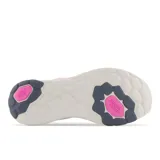 Championes New Balance Fresh Foam Roav color rosa con detalles en gris y fucsia.