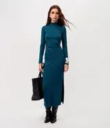 Vestido midi de microfibra color verde azulado, con diseño ajustado al cuerpo, cuello alto, mangas largas y detalle de frunces laterales.