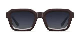 Lentes de sol cuadrados con armazón marrón y lentes negros polarizados.