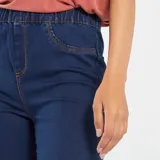 Jegging azul de talle alto con cintura elástica y diseño ajustado.