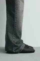 Zapatilla de cordones con diseño acolchado y paneles combinados. Presenta una silueta de perfil bajo con suela ultrafina a tono.