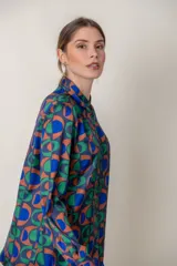 Camisa de poliéster estampada con motivos geométricos en tonos de azul, verde y terracota.