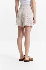 Short color marrón claro de punto con textura trenzada y calados.