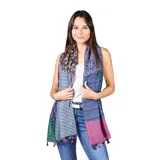 Bufanda larga rectangular de gasa sintética liviana, con estampado multicolor de motivos geométricos y borlas decorativas en los extremos.