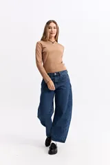 Remera de manga larga con cuello redondo y ajuste al cuerpo, confeccionada en tejido de algodón con textura acanalada.