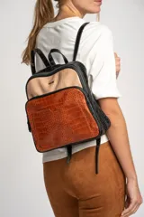 Mochila midi negra con detalles en color ladrillo y beige con textura símil piel de cocodrilo.