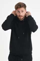 Hoodie deportivo negro con capucha y bolsillo canguro.