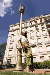 Pantalón cargo color verde oliva, de corte recto, con bolsillos laterales con solapa y cintura alta.