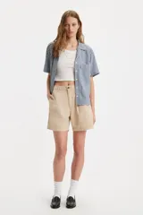 Short de corte sastrero en color beige, con diseño de pinzas frontales, cierre de botón y bragueta, y bolsillos laterales.