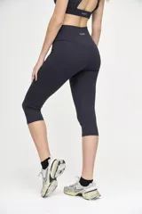 Calza pescador negra de tiro alto, con cintura doble y largo 3/4.