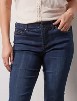 Jean elastizado de tiro medio, corte skinny, color celeste.