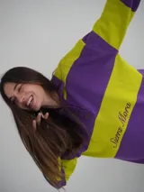 Sweater de punto con cuello polo y botones, a rayas horizontales color marrón y beige.