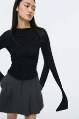 Top de manga larga de punto elástico color negro, con escote bote, detalles fruncidos en el busto y lateral, y una tira ancha colgante en la cintura.