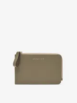 Monedero de cuero color marrón con cierre de cremallera, un compartimento y tarjetero en la parte trasera.