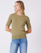 Buzo tejido marca Tahari, color verde, con cuello a la base, manga corta y diseño de ochos en el frente.