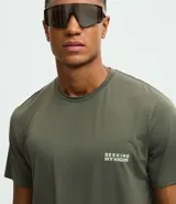 Remera deportiva de hombre con tecnología Dry, confeccionada en poliamida y elastano. Presenta un diseño de corte regular, cuello redondo, manga corta y estampa lettering pequeña en el pecho con la frase Seeking my highs.